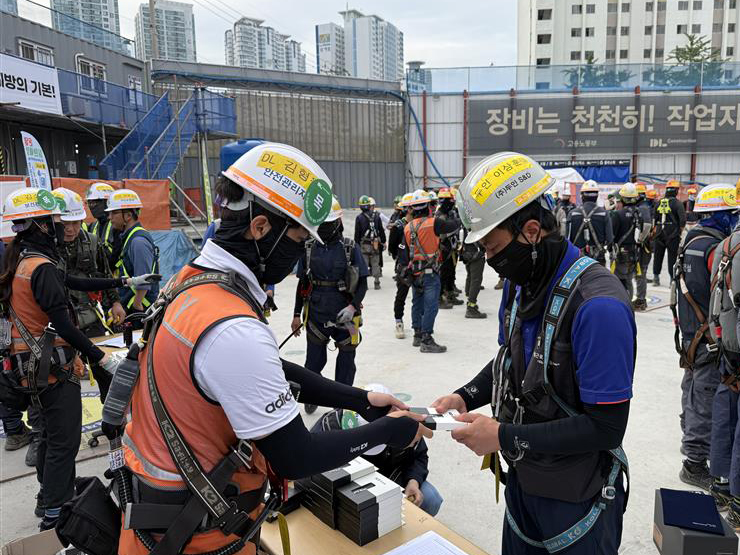 [보도자료] DL건설, 혹서기 근로자 보호 위한 현장안전관리 지...